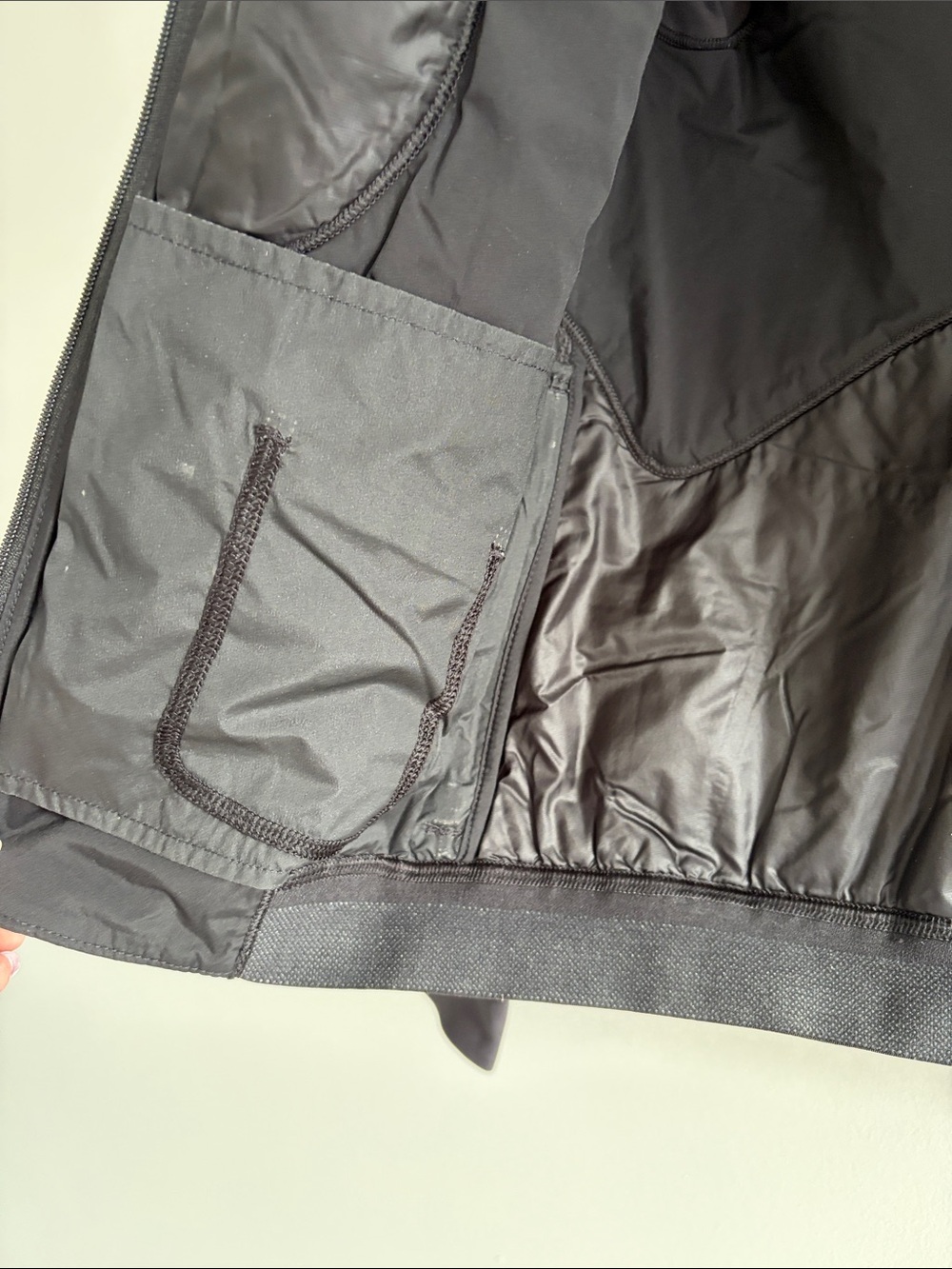lululemon athletica Women's Black Runner’s jacket - Picture 3 of 7